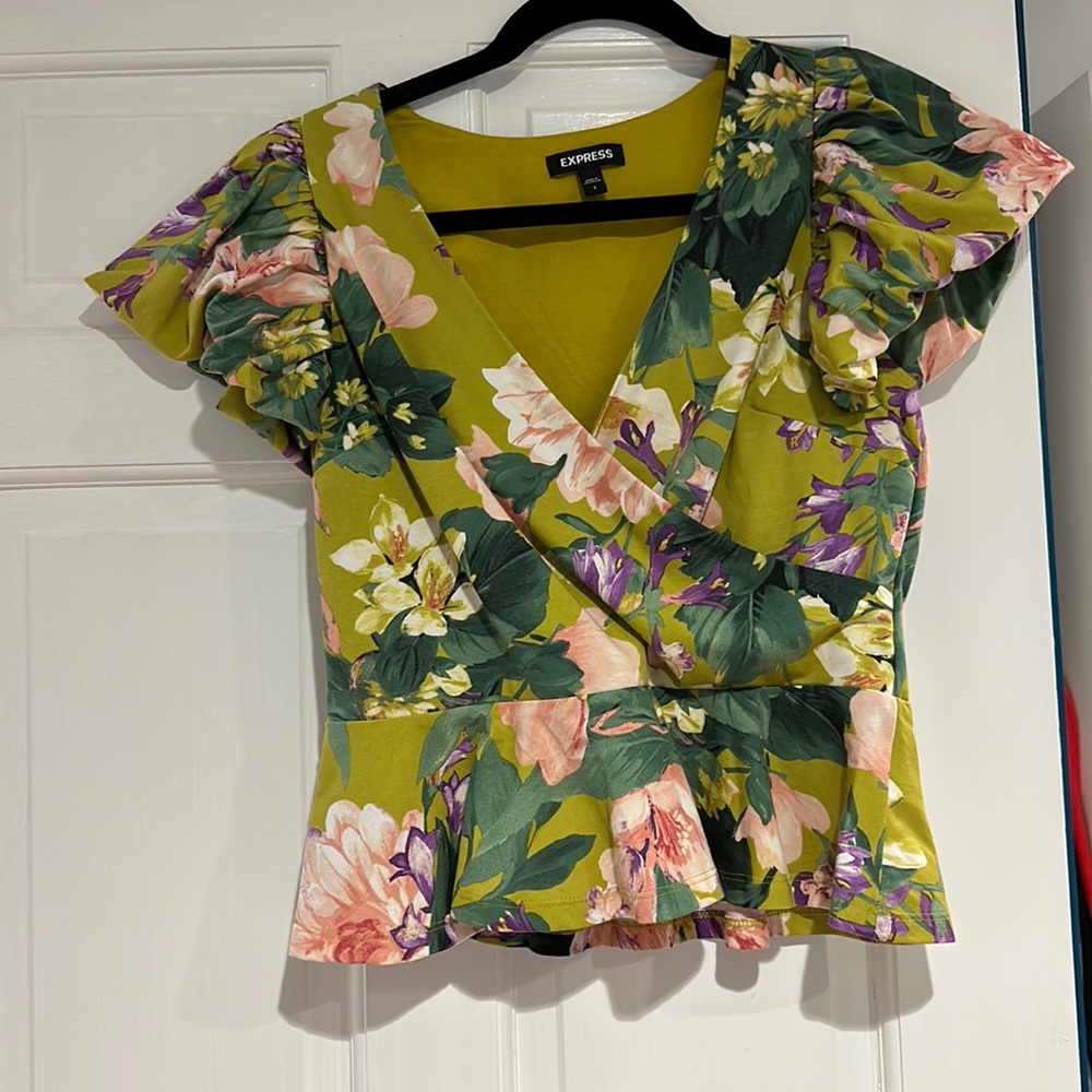 Express floral v-neck flutter sleeve wrap peplum top size small NWOT